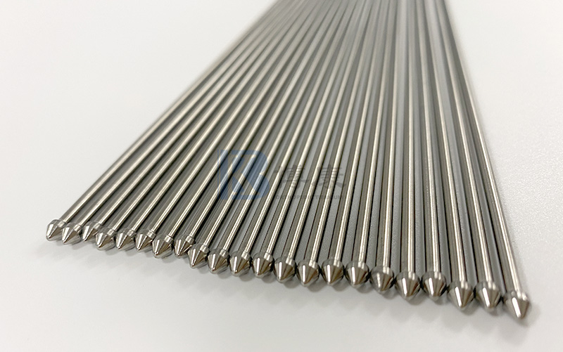 Como a liga de níquel-titanium alcança um equilíbrio perfeito entre a absorção de energia e a liberação através de interações no nível atômico?