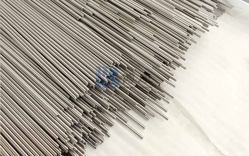 Por que a haste de titânio de 3 mm tem excelente resistência à corrosão em ambientes agressivos?